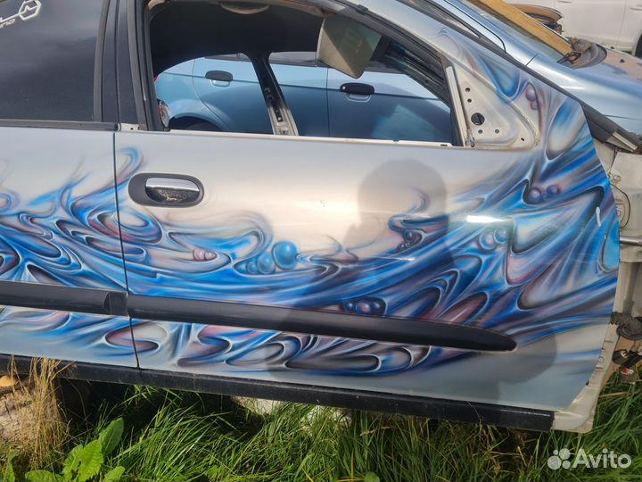 Передняя правая дверь на Ниссан Альмера n16