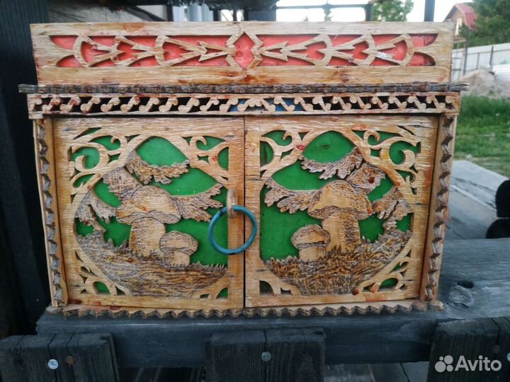 Маленький старинный сундучок