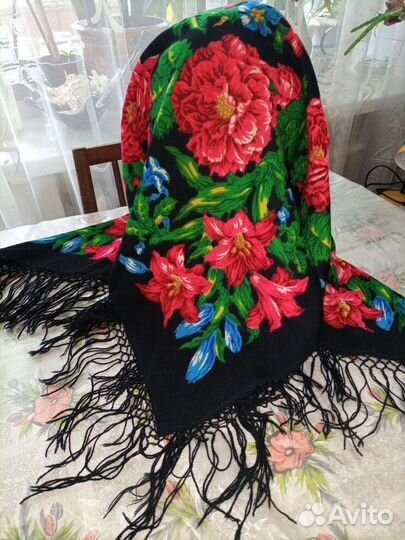 Павловопосадский шерстяной платок с кистями