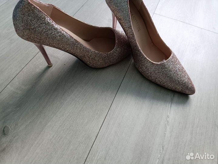 Продаются туфли праздничные