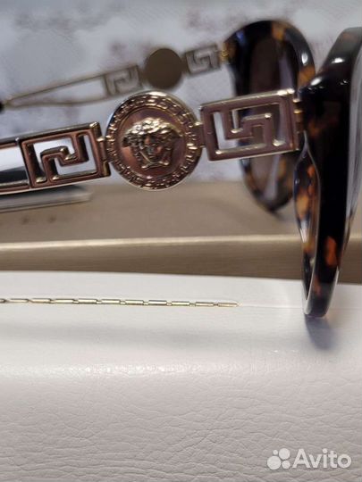 Солнцезащитные очки женские брендовые