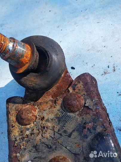 Рычаг передний нижний левый 1570285