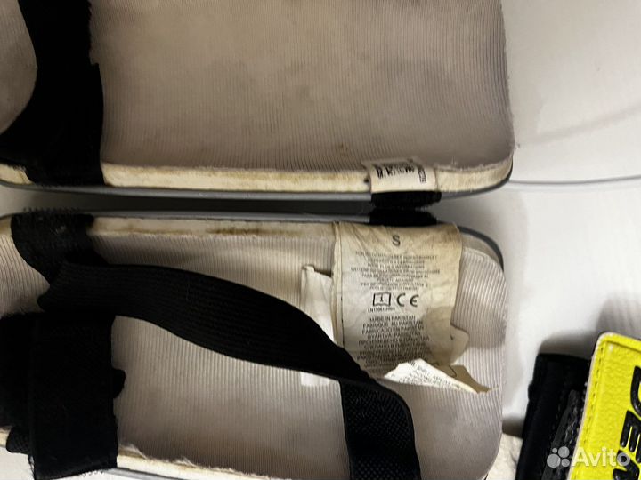 Щитки футбольные и перчатки вратаря