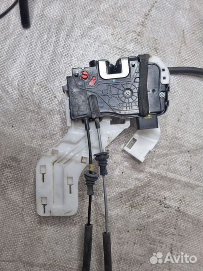 Замок двери задней левой Хендай Соната 6 YF