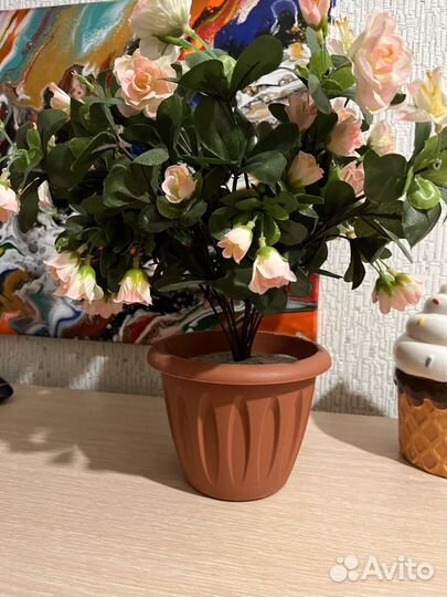 Роза искусственная в горшке