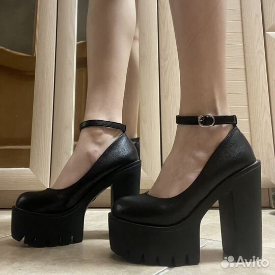 Туфли женские на каблуке и платформе в стиле bratz