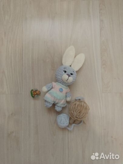 Вязаный зайчонок 