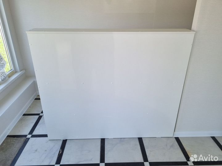 Шкаф-витрина и стол ресепшен