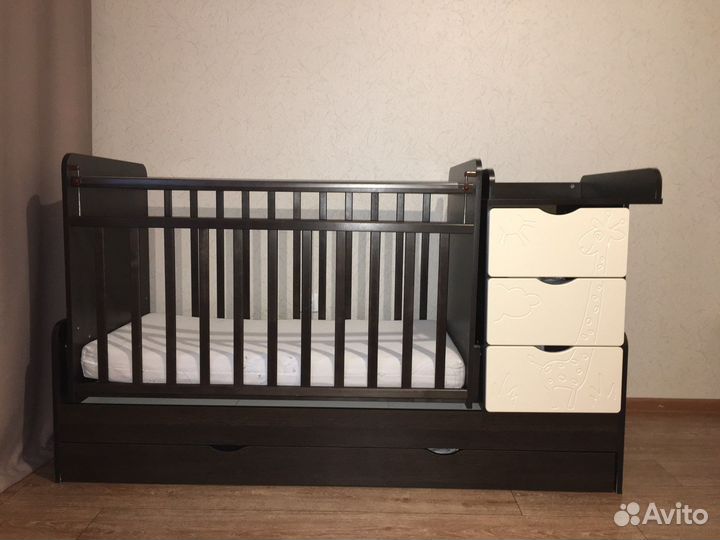 Детская кроватка с поперечным маятником