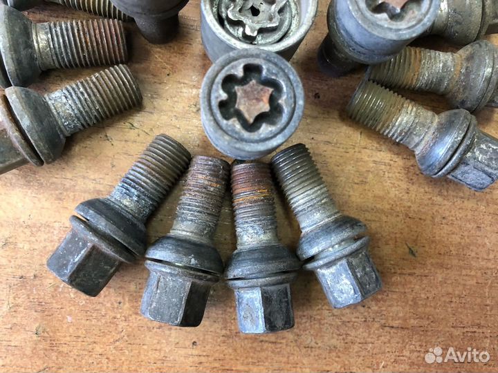 Комплект болтов с секретками Skoda Volkswagen