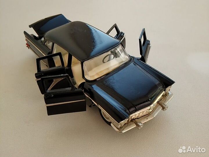 Модель автомобиля коллекционная Чайка СССР