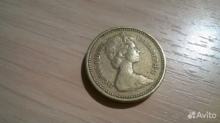 Монета 1983 elizabeth II ONE pound