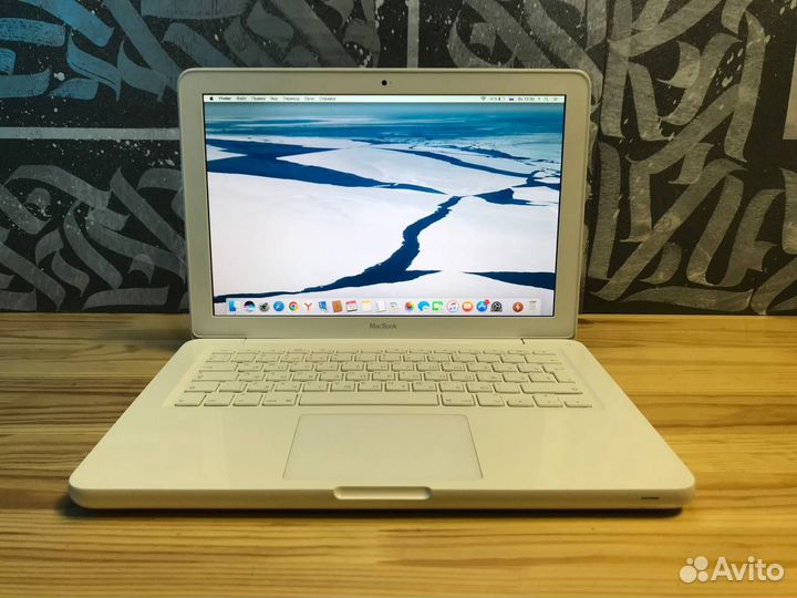 Белоснежный Apple MacBook Pro 13