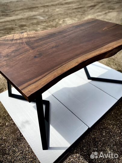 Стол из массива дерева с эпоксидной смолой