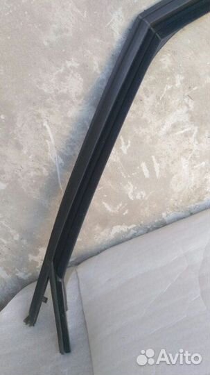 Уплотнитель стекла двери передний левый Citroen C4