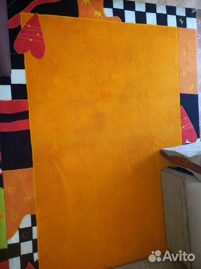 Продам 2 ковра салатового и оранжевого цвета