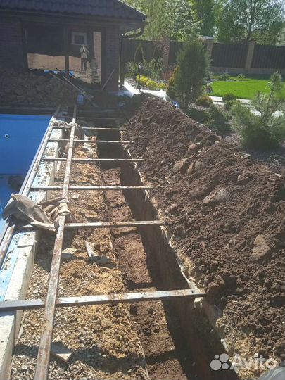 Копать траншеи вручную