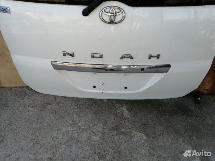 Дверь багажника Toyota Noah AZR60