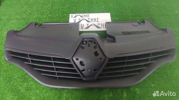 Передняя решотка с бампера Renfult Logan2