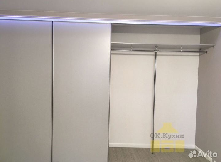 Зеркальный шкаф