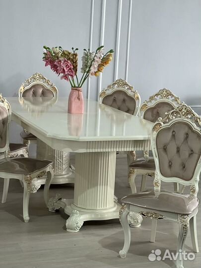 Стол и стулья