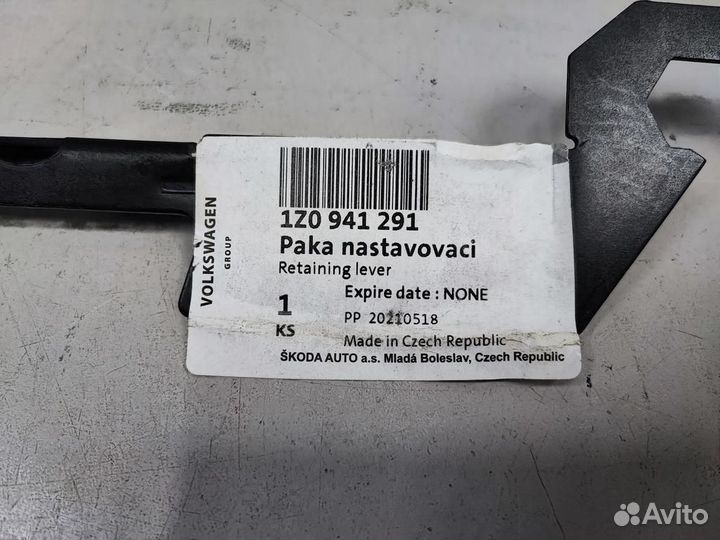 Кронштейн левой фары skoda octavia A5 новый оригин