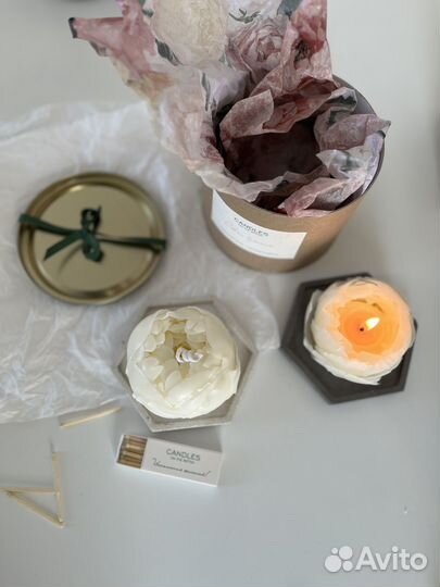 Подарочный набор свеча пион с подносом из бетона