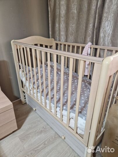 Детская кроватка с универсальным маятником