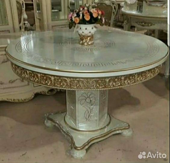 Стол и стулья