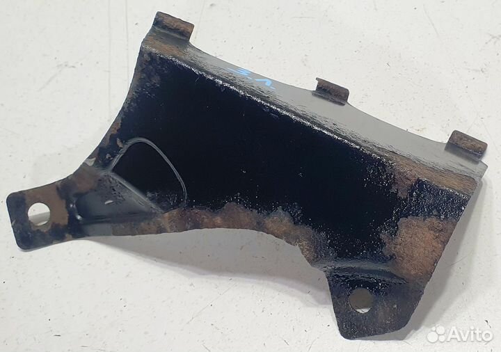 Кронштейн задн. левого брызговика LR Discovery 3