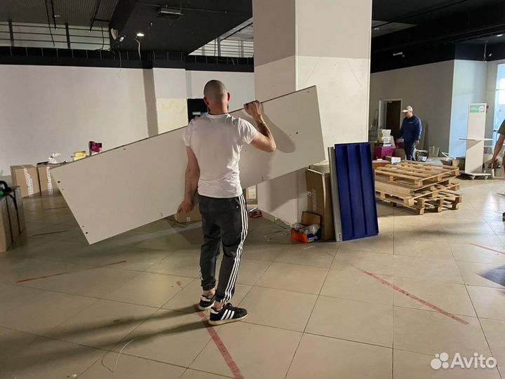 Грузчики разнорабочие. Подъем стройматериалов