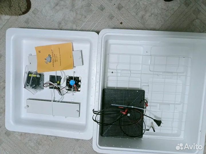 Инкубатор на 63 яйца