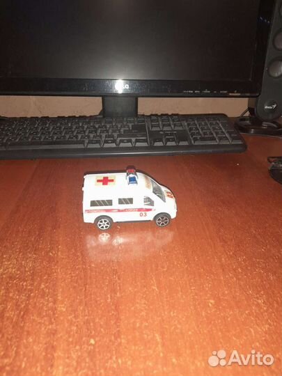 Пластиковая машинка скорой помощи