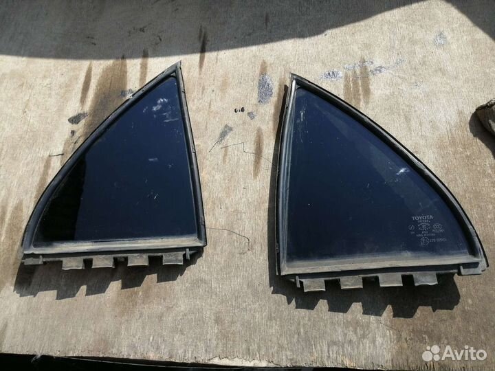 Форточка двери Toyota Corolla E120. Седан