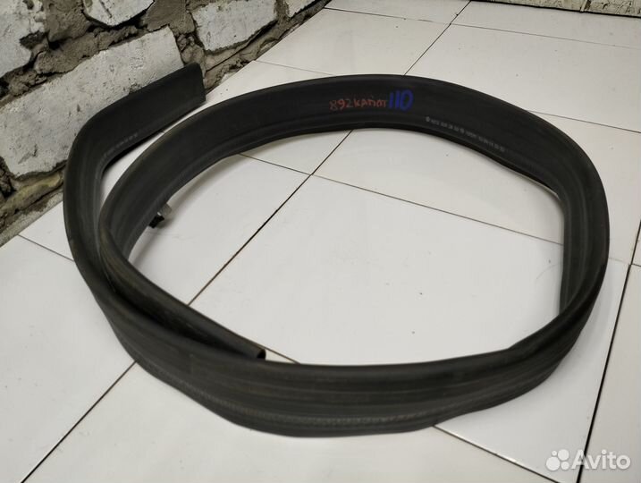 Уплотнитель капота Mercedes W218 CLS