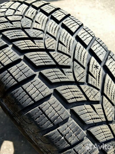 Goodyear UltraGrip Ice 215/70 R18