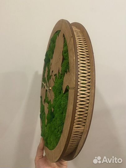 Часы настенные из дерева с мхом