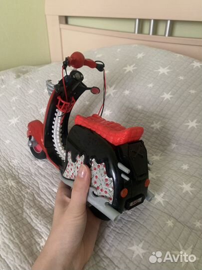 Скутер Гулии Йелпс Монстр Хай