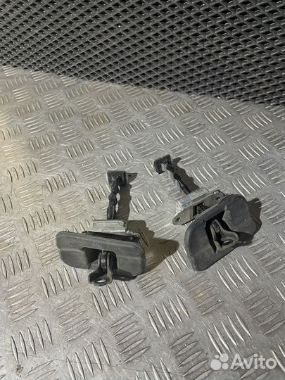 Ограничитель двери задний Nissan Pathfinder R51