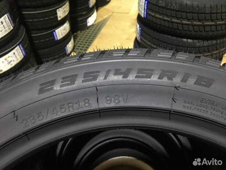 Windforce Snowblazer UHP 235/45 R18 98V