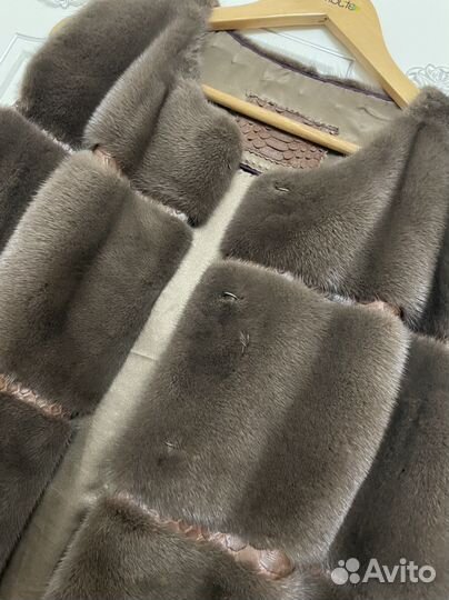 Безрукавка норка со вставками питона.Новая