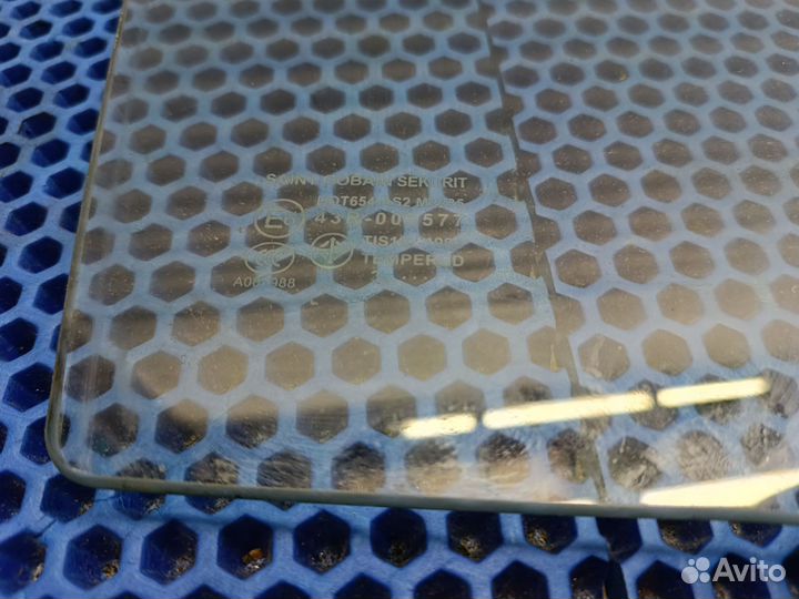 Стекло двери заднее правое Mazda 3 bk