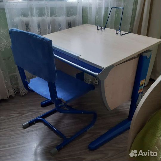 Школьная парта и стул
