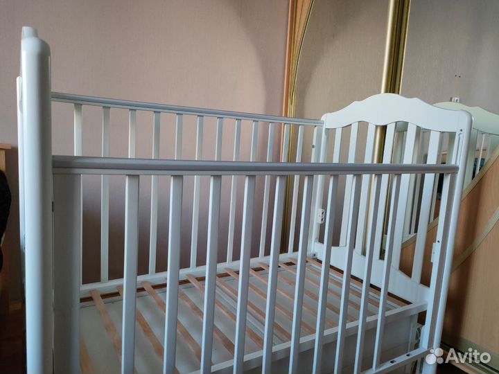 Детская кроватка с универсальным маятником