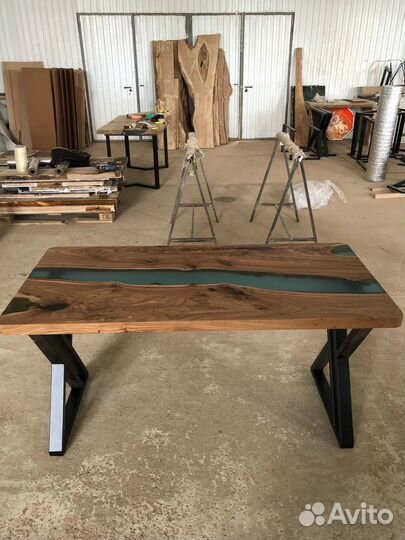 Стол из массива карагача река