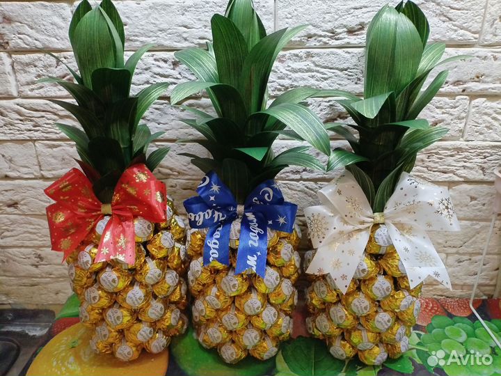 Ананас из конфет и шампанского