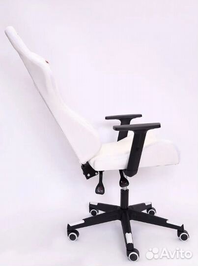 Игровое кресло белое с подсветкой