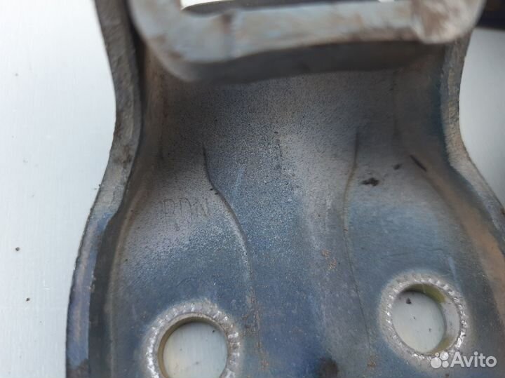 Петля передней двери Hyundai Starex H1