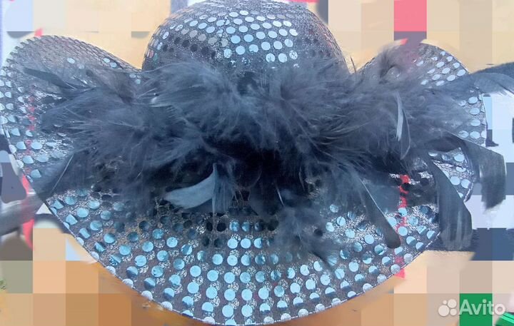 Шляпа с перьями