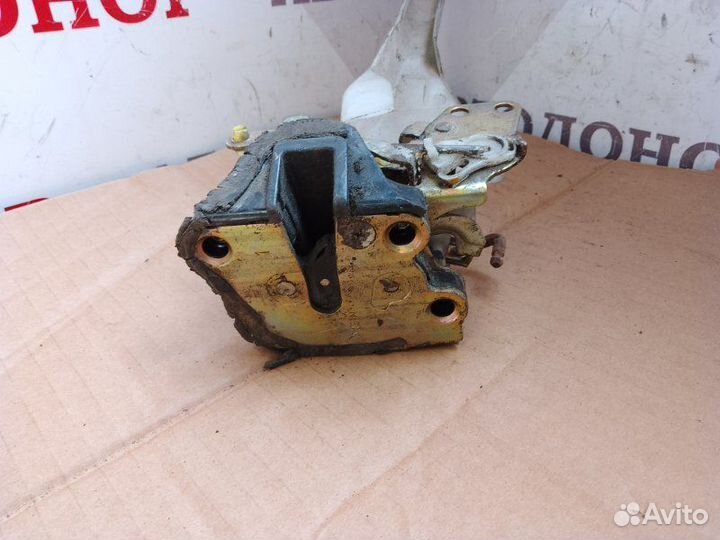 Замок двери задний левый Toyota Corolla